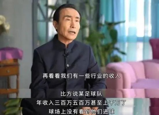 上半场阿穆拉破门，宽萨扳平，普埃尔塔斯帮助圣吉罗斯再次将比分超出，半场结束利物浦暂1-2圣吉罗斯；下半场普埃尔塔斯再进一球，但这球因为阿马尼手球在先被吹，最终利物浦1-2圣吉罗斯，仍以小组第一晋级。